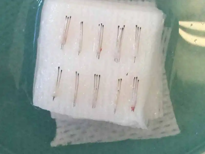 Grafts without enough protective tissue extracted by using a manual punch.